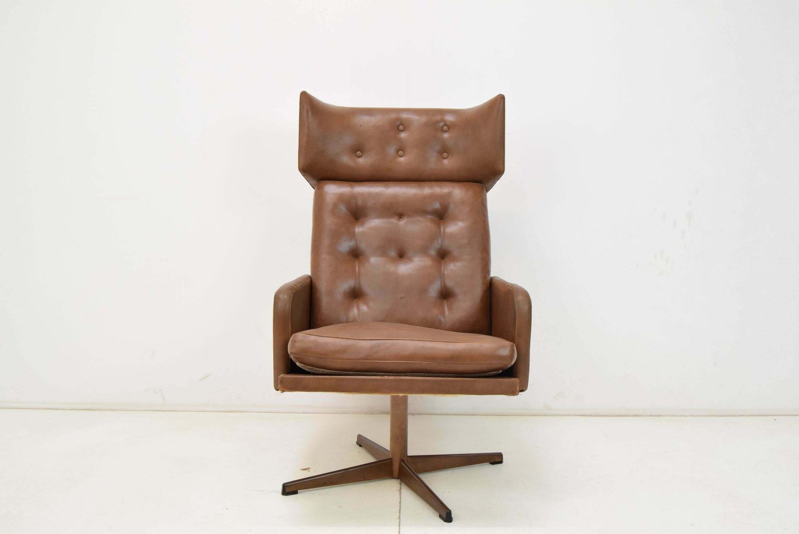 Mid Century Leatherette Rotatable Armchair, 1960's. photo 378.0