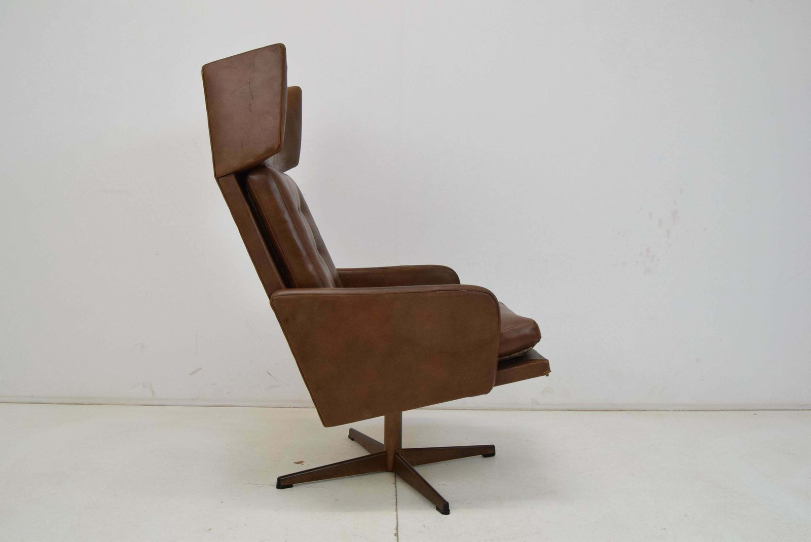 photo furniture Mid Century Leatherette Rotatable Armchair, 1960's.