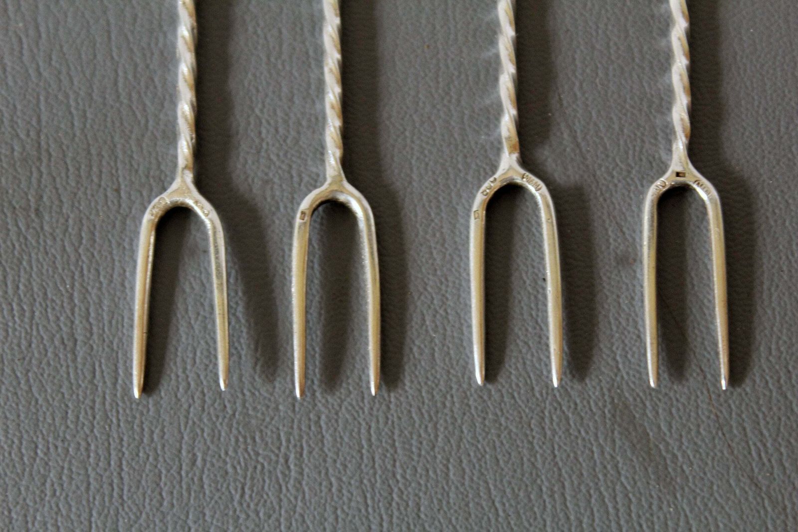 4 Zilveren Pickelvorkjes, Gemerkt M M 800, Figuurzilver, Dier, Konijn Schaap Olifant Koe, Serveervorkjes, Kleine Vorkjes, 14 Gram Voor 4 photo Woonaccessoires