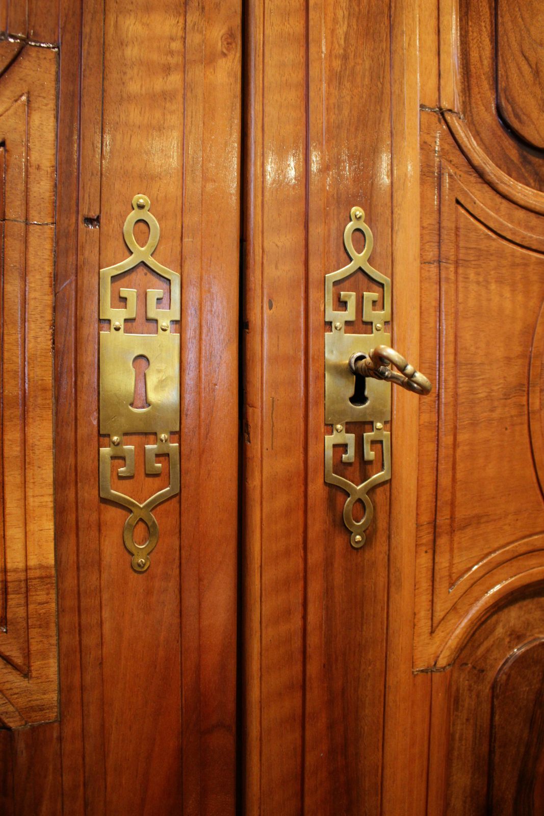 18th Century Baroque Wardrobe In Solid Walnut photo 17000.0
