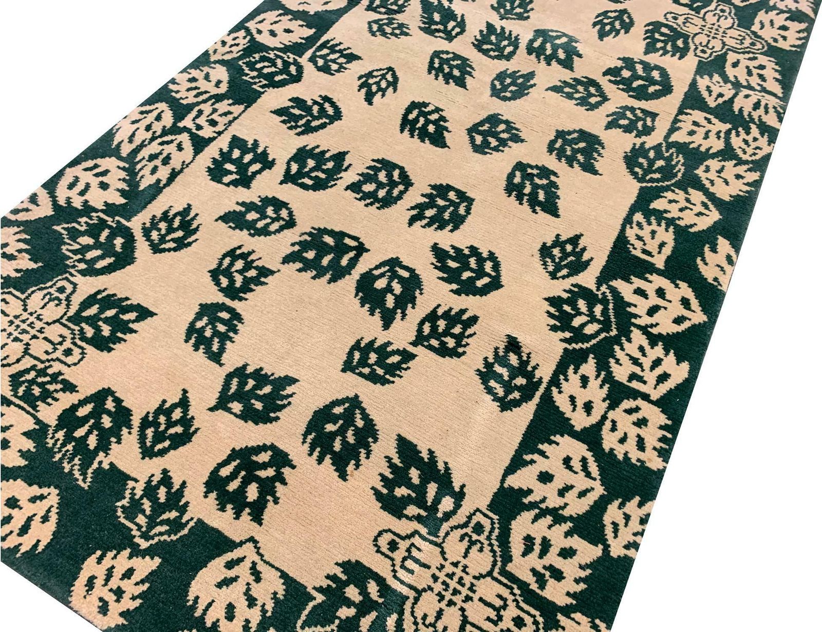 Green Modern Rug Handmade Carpet Cream Wool Area Rug For Home Decor photo for sale
