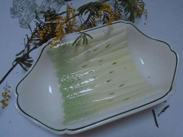 Plat de service à asperges vintage, décor crème et vert pâle, Salins, France