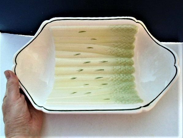 Plat de service à asperges vintage, décor crème et vert pâle, Salins, France photo furniture
