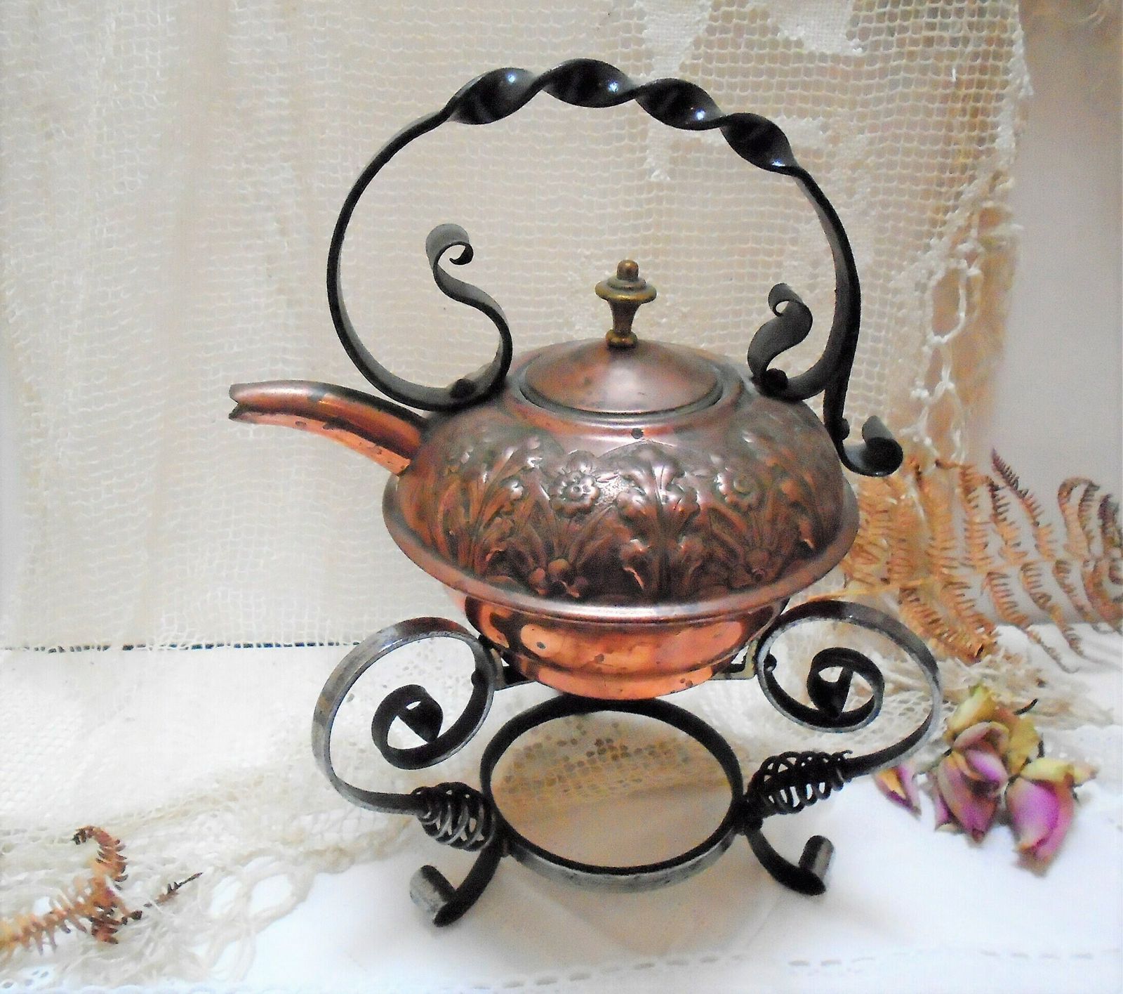 Vintage Franse koperen theepot / waterketel op zwart smeedijzeren standaard, decoratief boerenkeukenkoper