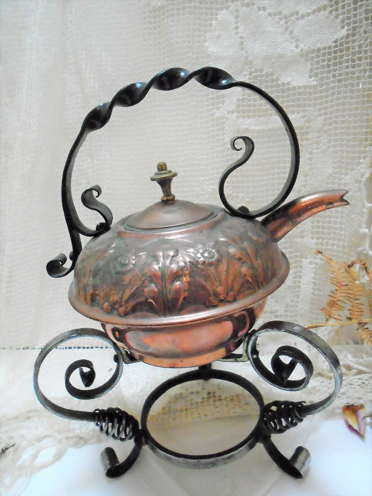 Vintage Franse koperen theepot / waterketel op zwart smeedijzeren standaard, decoratief boerenkeukenkoper photo furniture