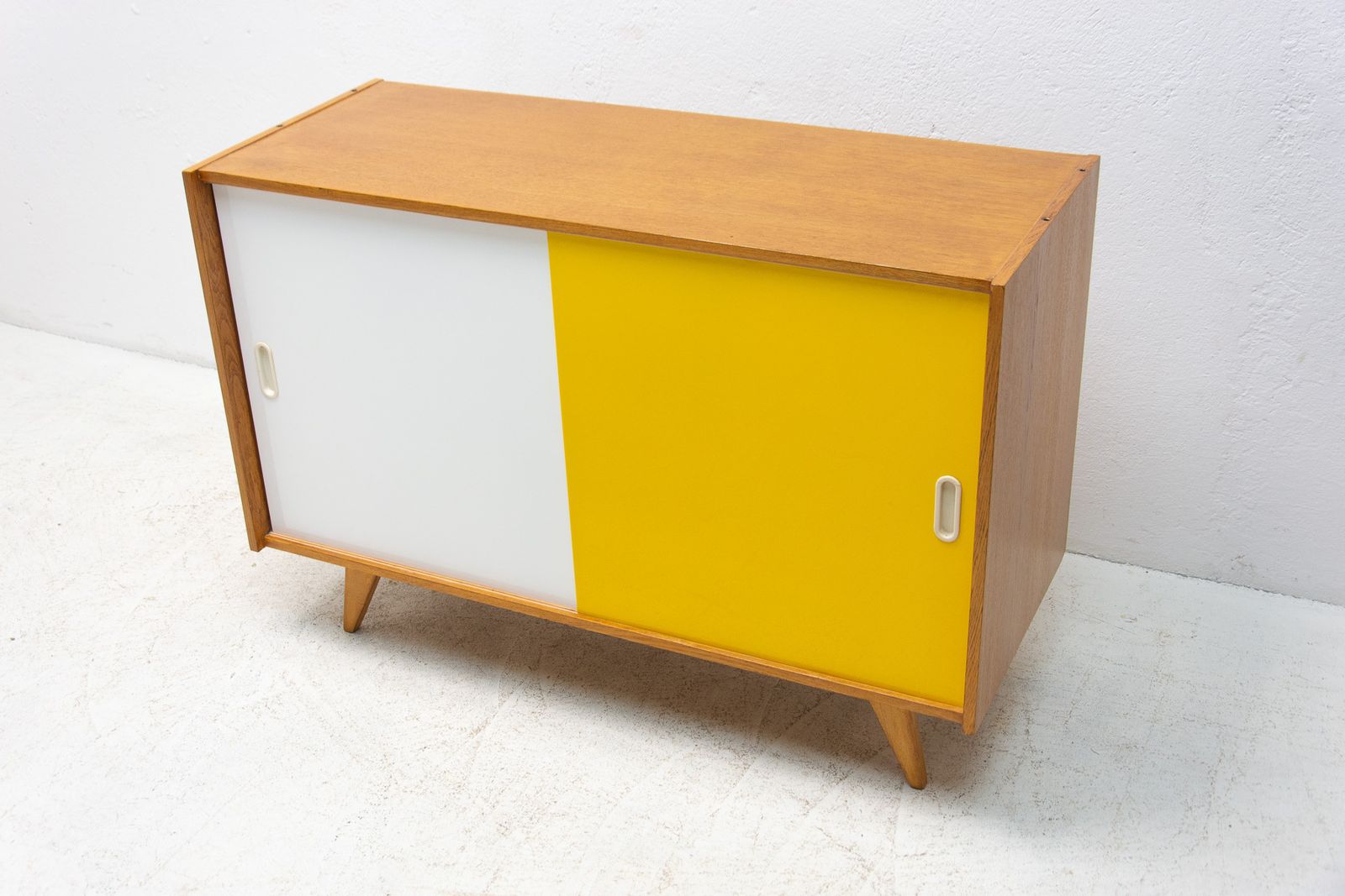 Volledig Opgeknapt Mid Century Dressoir U 452 Van Jiří Jiroutek, Jaren 1960, Tsjecho Slowakije photo Meubels