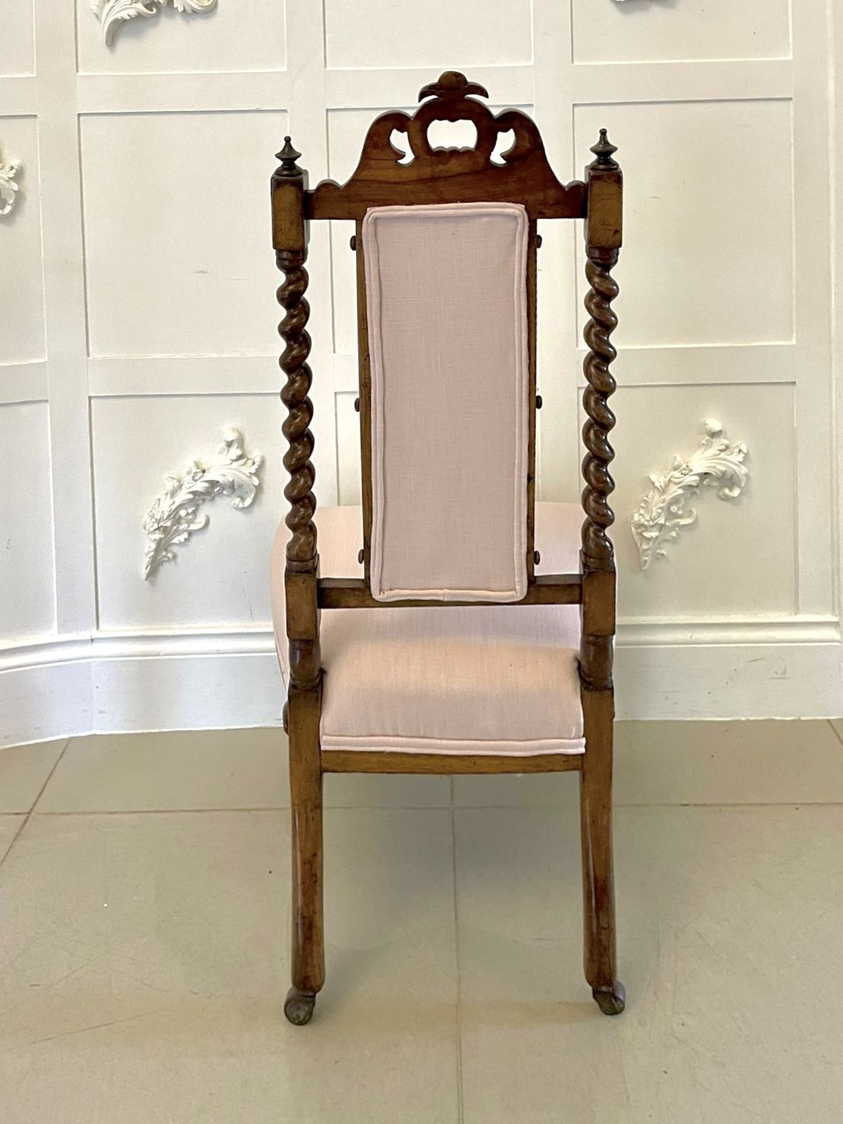 photo furniture Antique 19th Century Carved Walnut Side Chair
