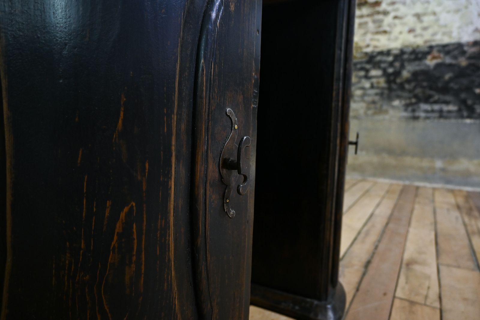 photo vinterior A 17th Century North Italian Ebonised Baroque Desk