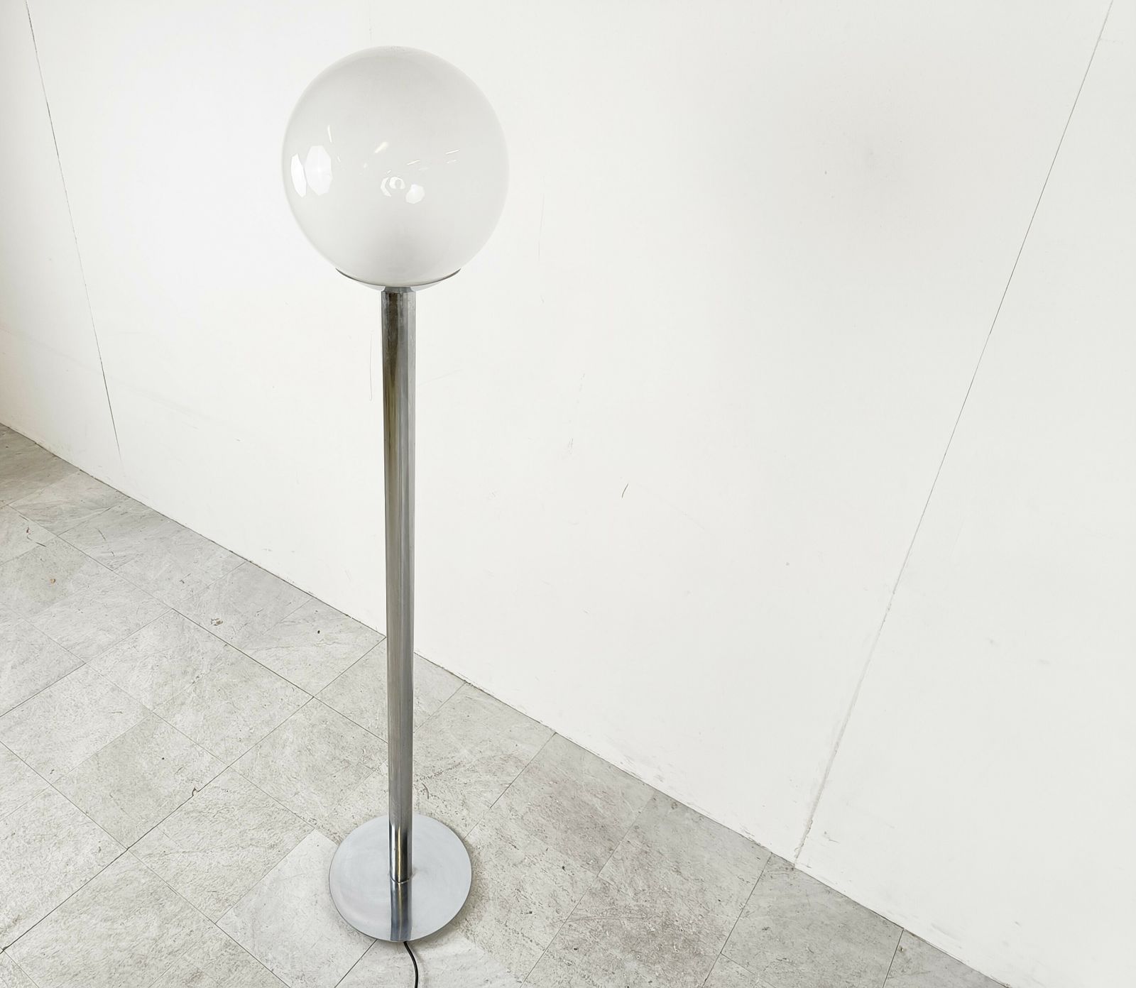 photo furniture Vintage Chrome And Glass Floor Lamp, 1970s