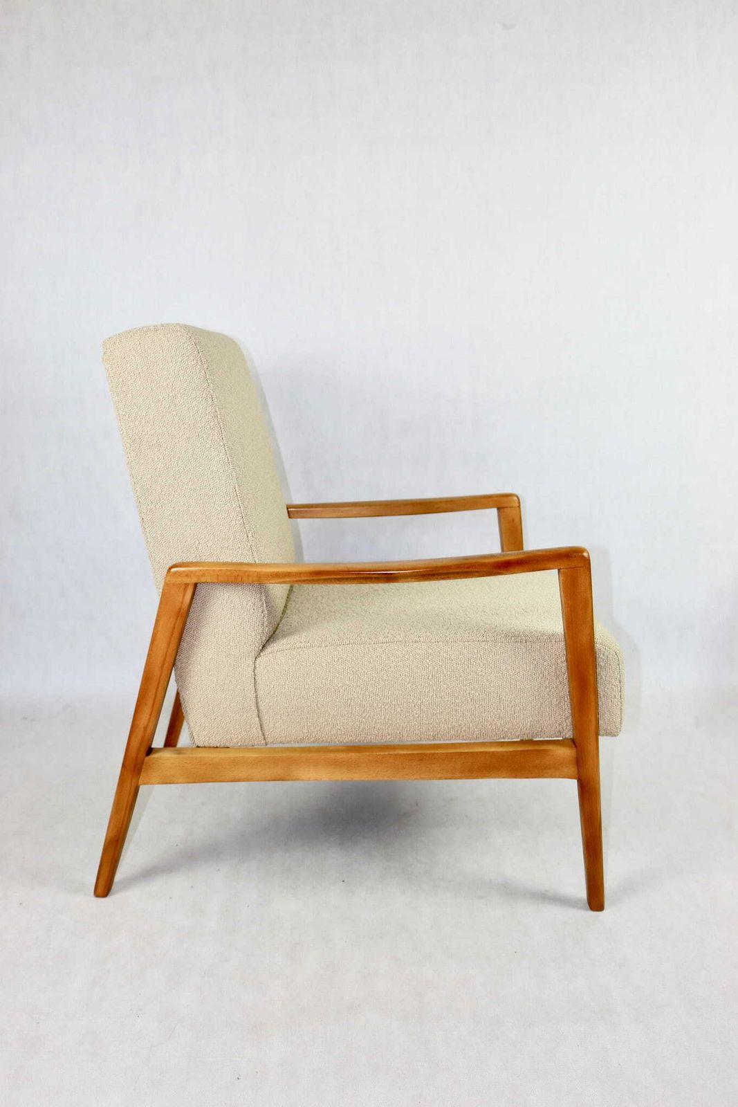 photo vintage Beautiful Vintage Two Three Seater Sofa With Armchairs From The 70s   Beige Boucle