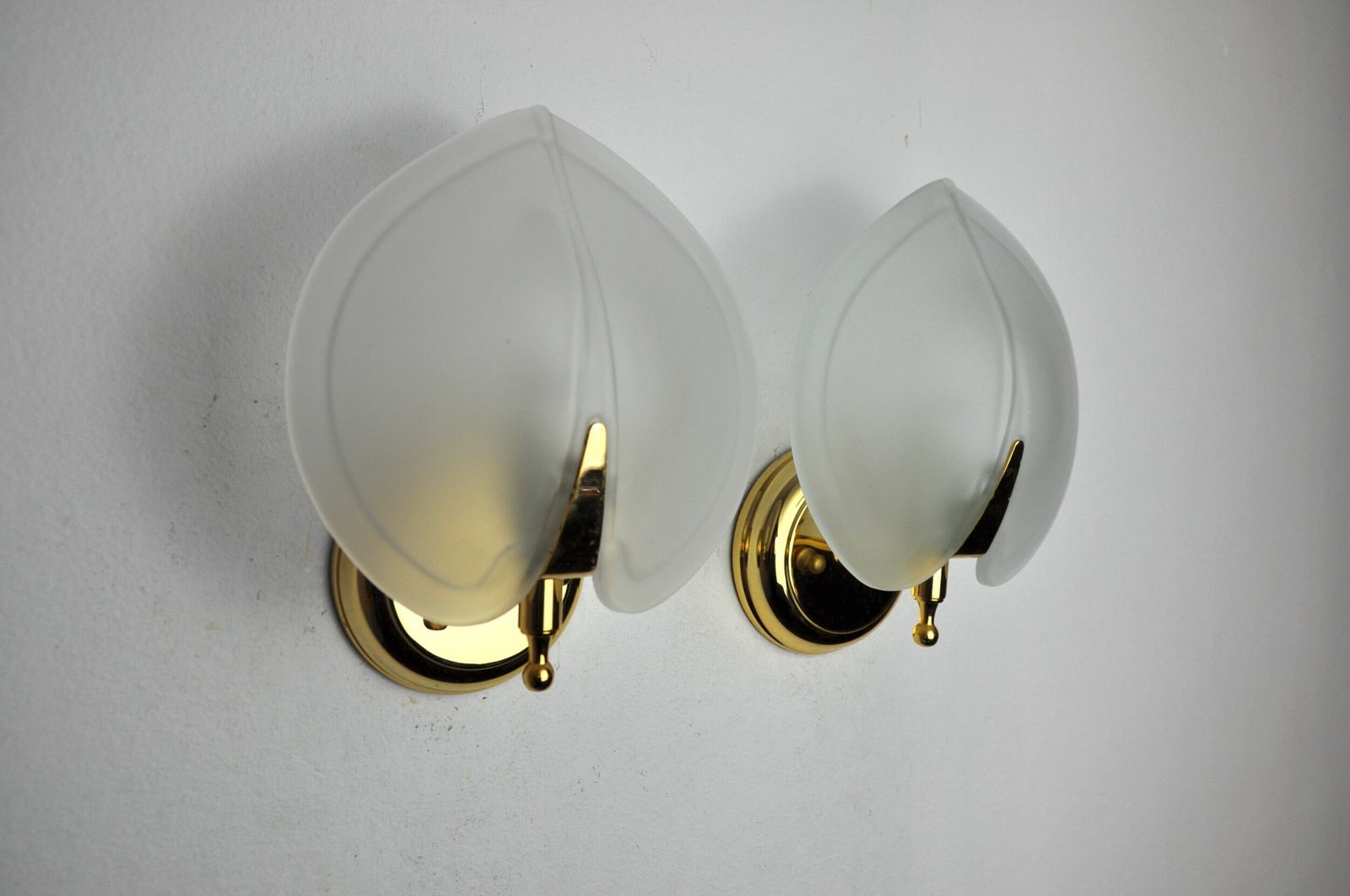 Pair Of "Leaf" Sconces In Opaque Glass, Murano, Italy 1980 photo vintage