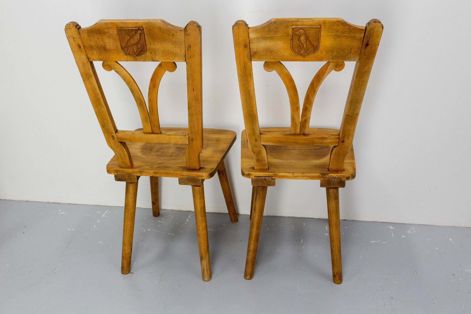 photo vinterior Set Of Table & Four Chairs In The Hunting Theme Oak, France, Mid 20th Century