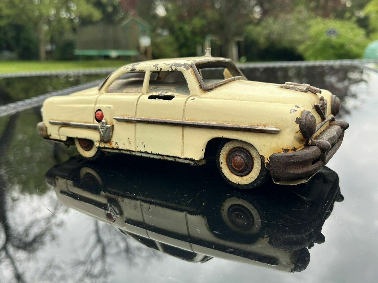 photo furniture Tin Plate Battery Toy Car, Circa 1960