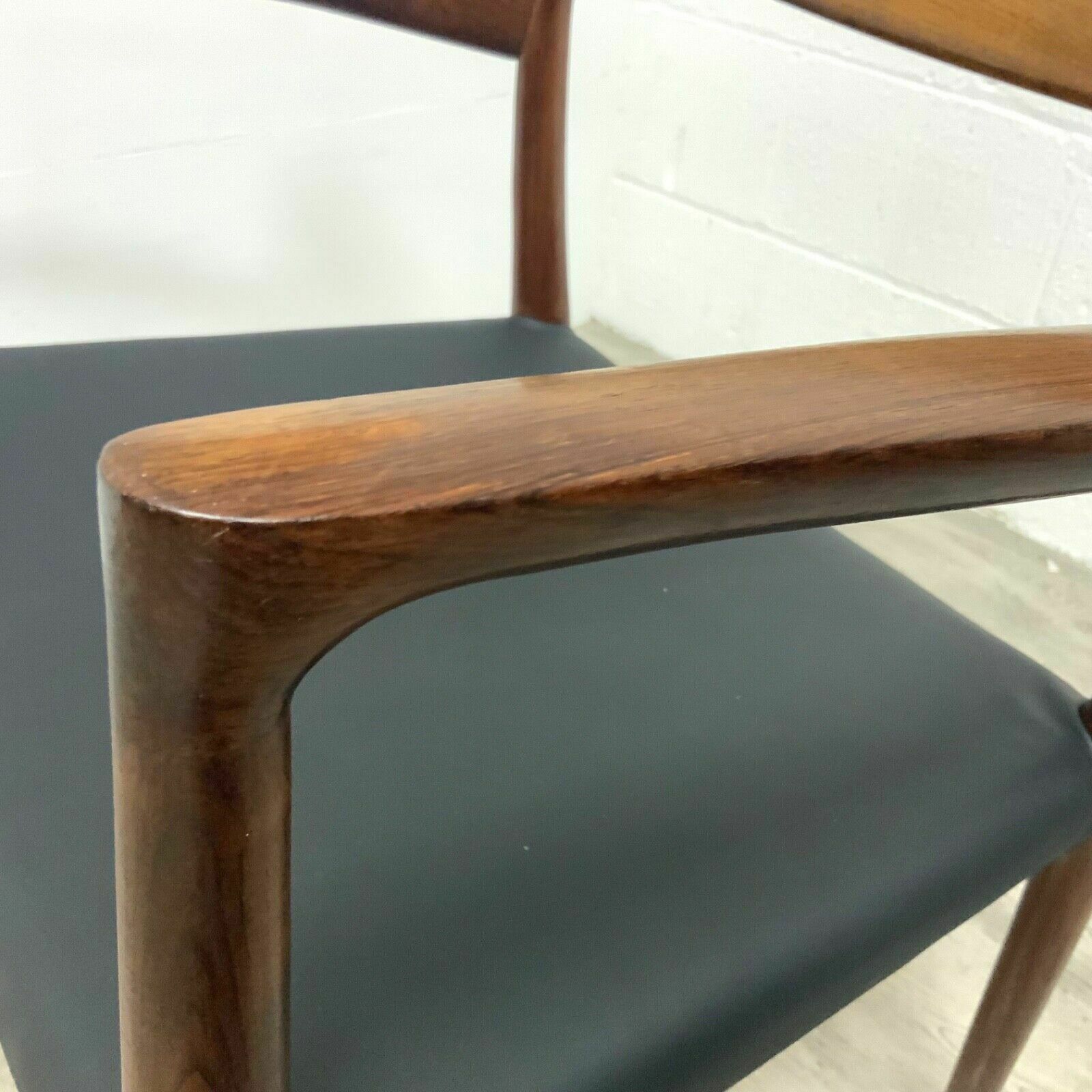 photo vintage A Pair Of Niels Otto Moller Rosewood Model 57 Office Dining Chairs In Black Leather Rare