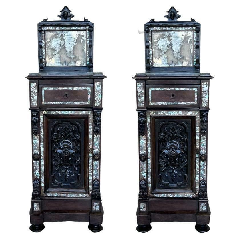 Paire de tables de chevet espagnoles en noyer, plateau en marbre et incrustations, XVIIIe siècle