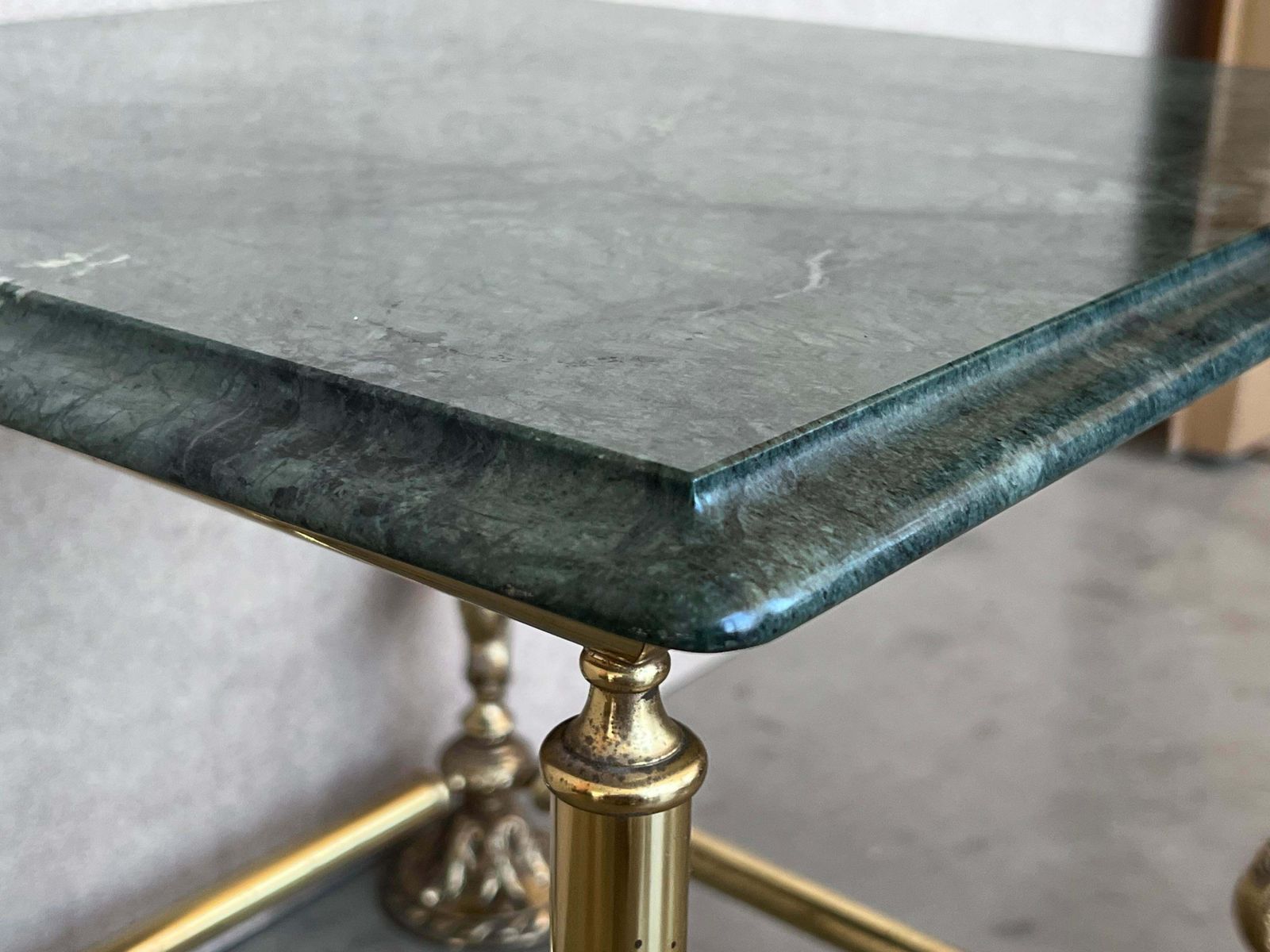 Table d'appoint italienne carrée en bronze, plateau en marbre vert, vers 1845 photo vinterior