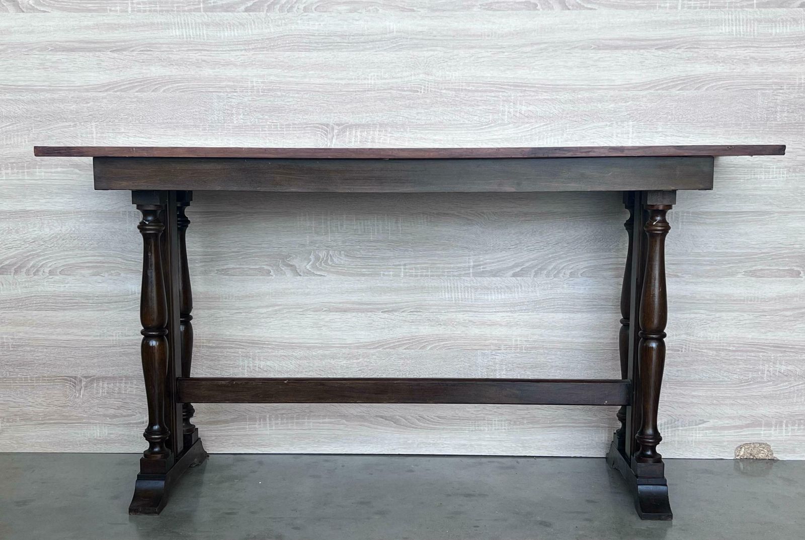 Table d'appoint ou console espagnole en noyer, XXe siècle, à triple piétement photo for sale