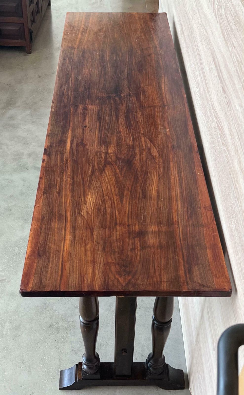 photo furniture Table d'appoint ou console espagnole en noyer, XXe siècle, à triple piétement