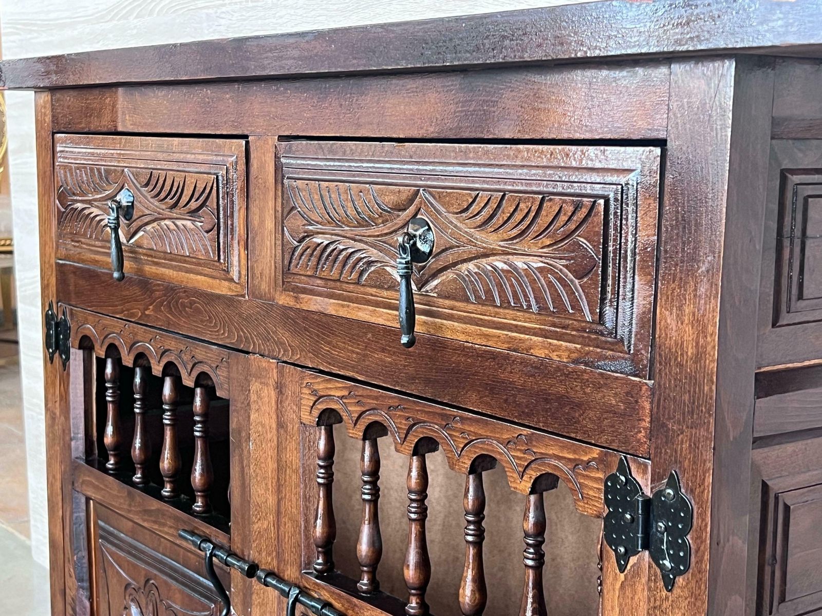 photo furniture Grande crédence baroque catalane en noyer sculpté, XXe siècle