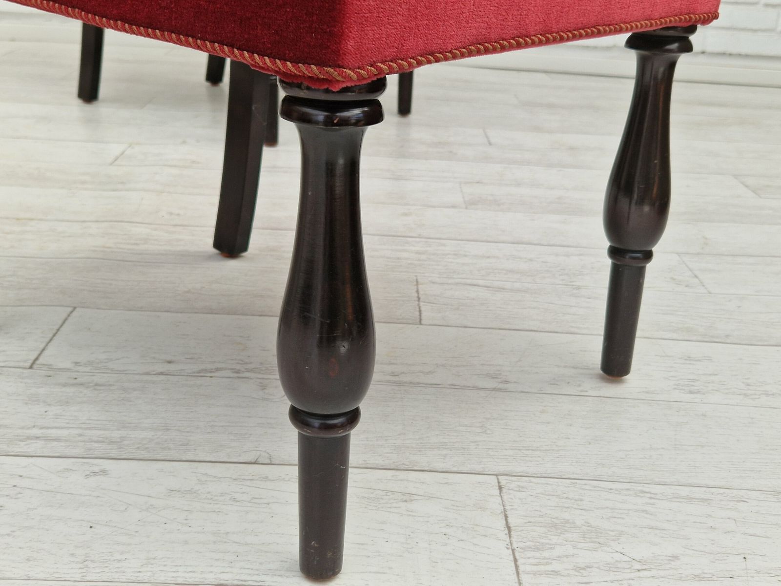 photo furniture 1950s, Danish Design, Set Of 4 Dinning Chairs, Oak Wood, Cherry Red Velour.