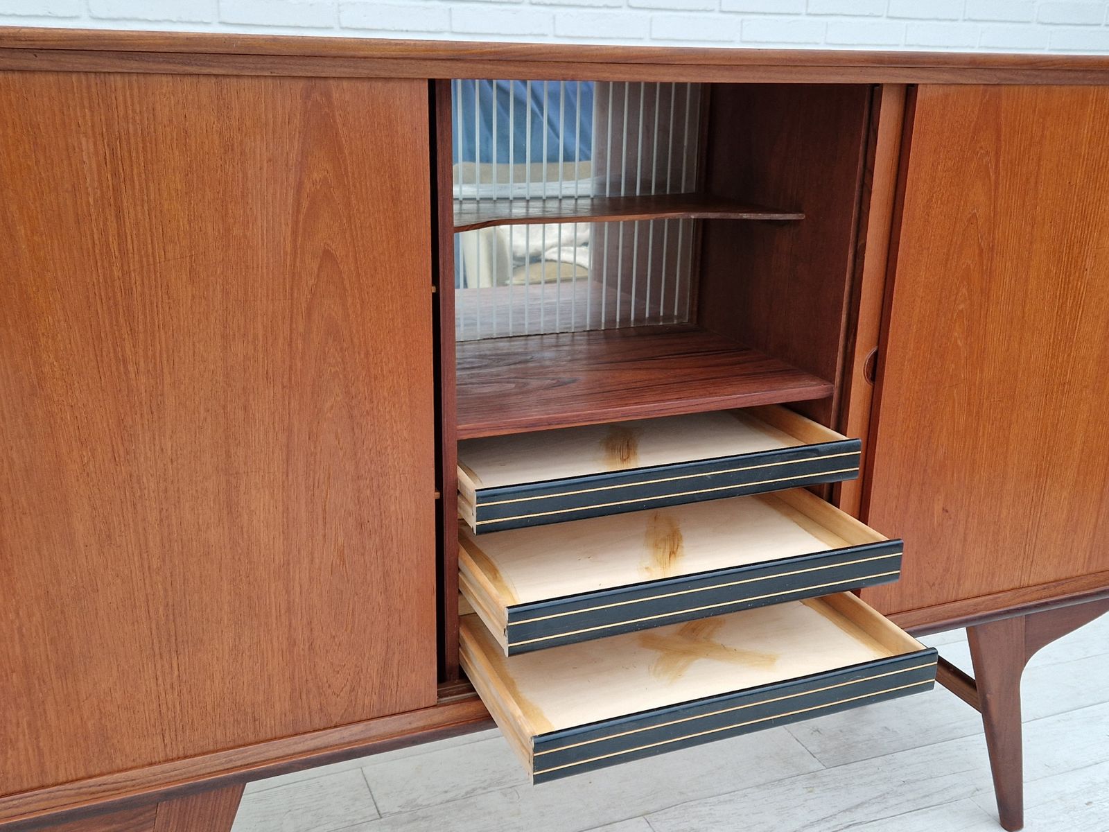 photo furniture Vintage Deense Kastcommode, Teakhout, Ca. Jaren 1960.