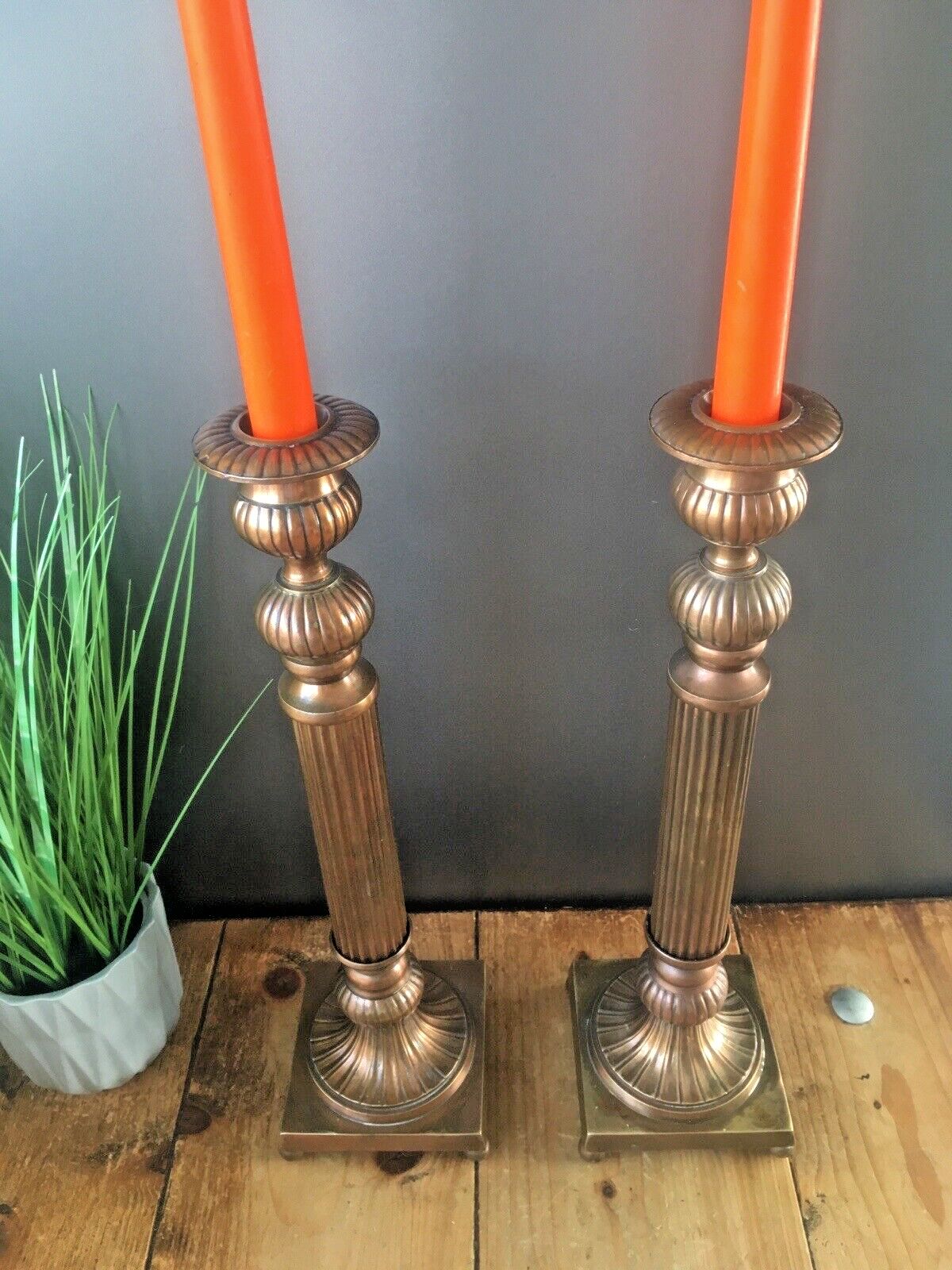 photo vintage Large Pair Of Vintage Regency Column Style Metal Tone Candle Holder Candlesticks