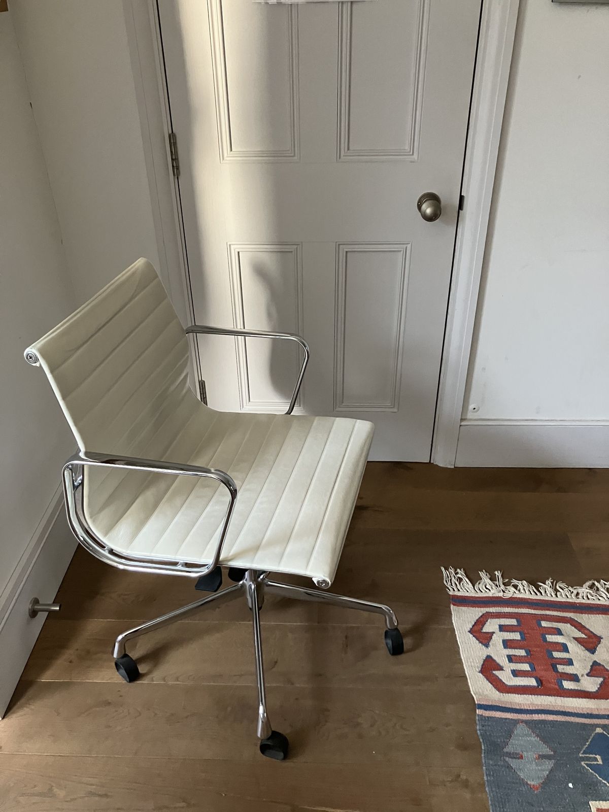 Genuine Charles Eames Vitra Aluminium Office Chair White Leather