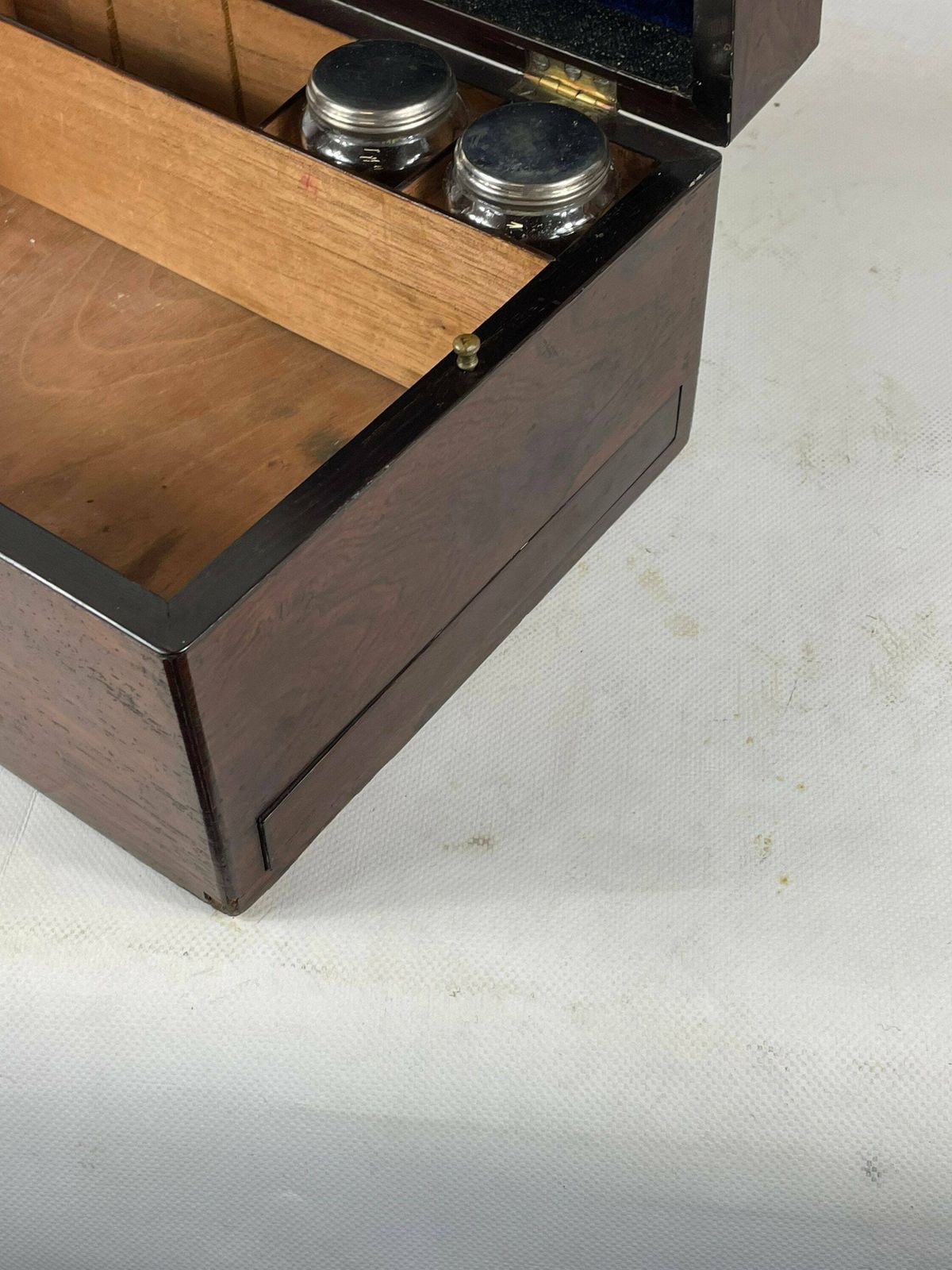 photo for sale 19e Eeuws Engels Schrijfkistje Met Mahoniehouten Fineer – 100% Compleet, Inclusief Geheime Lades