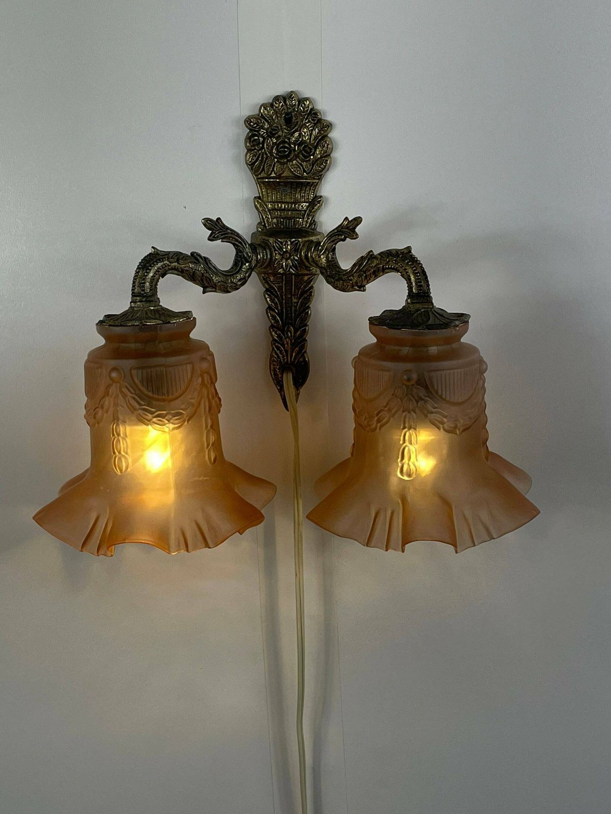 photo furniture Art Deco Antieke Wandlamp – Messing Armatuur Met Twee Roze Satijnglazen Kappen Met Rokjesmotief