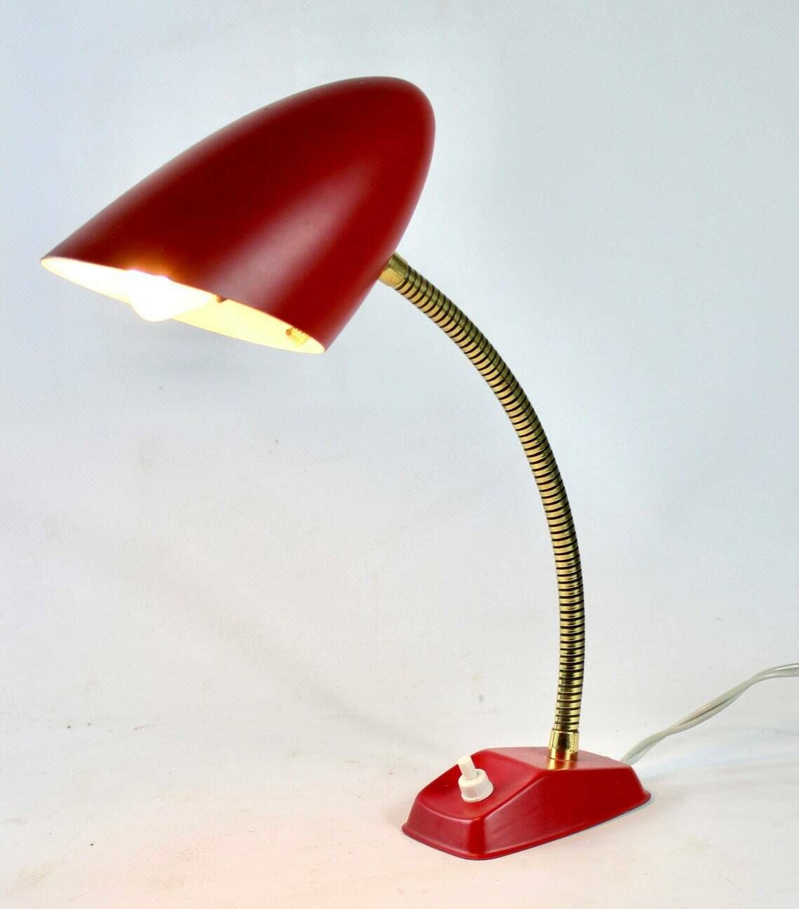 Fm Design Denmark – Rode Bureaulamp – Scandinavisch Design – Messing Hals photo furniture