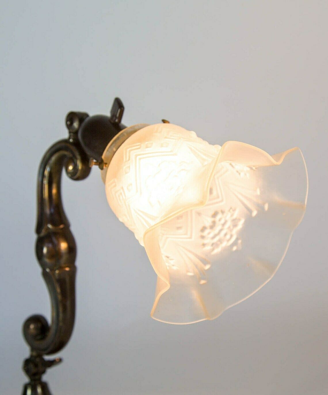 Art Deco Bureaulamp Met Geperst Glas En Bakeliet Fitting photo buy