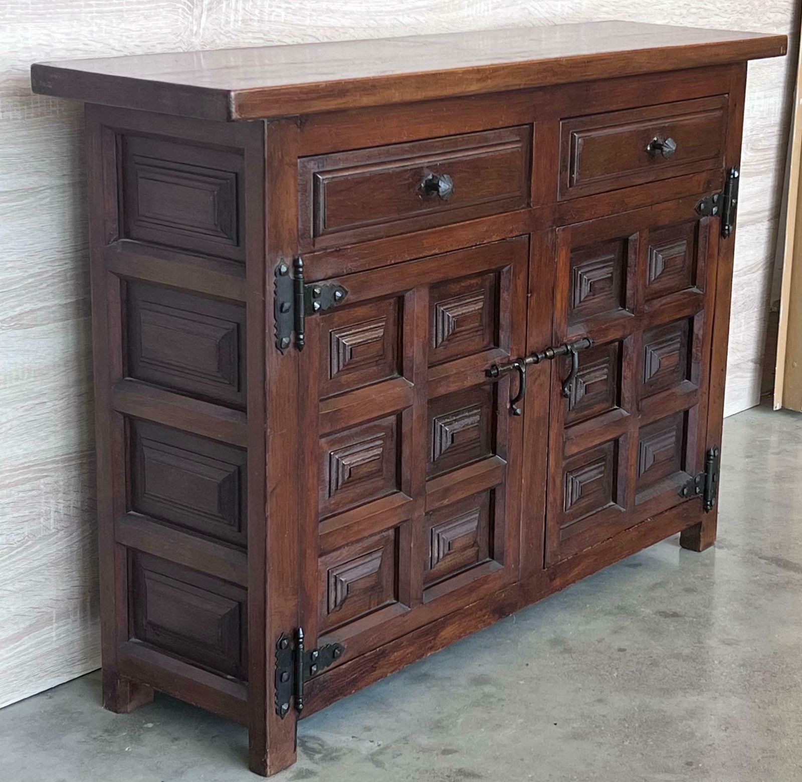 Buffet baroque espagnol catalan du XXe siècle en noyer sombre, étroit photo Mobilier