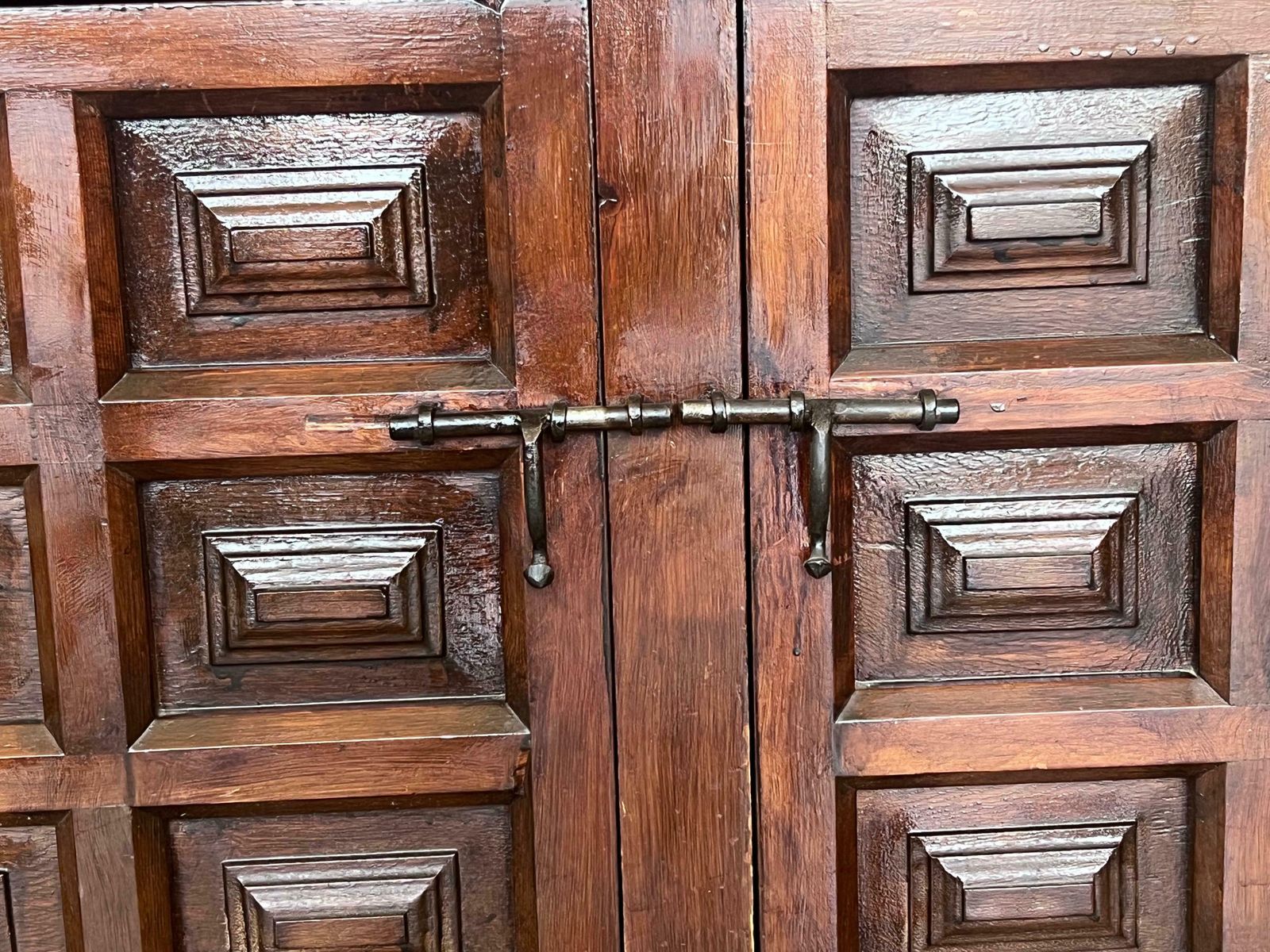 photo furniture Buffet baroque espagnol catalan du XXe siècle en noyer sombre, étroit