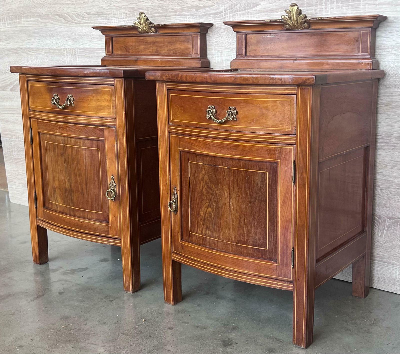 Tables de chevet françaises de style Louis XV en bois de citronnier, une porte - paire photo vinterior