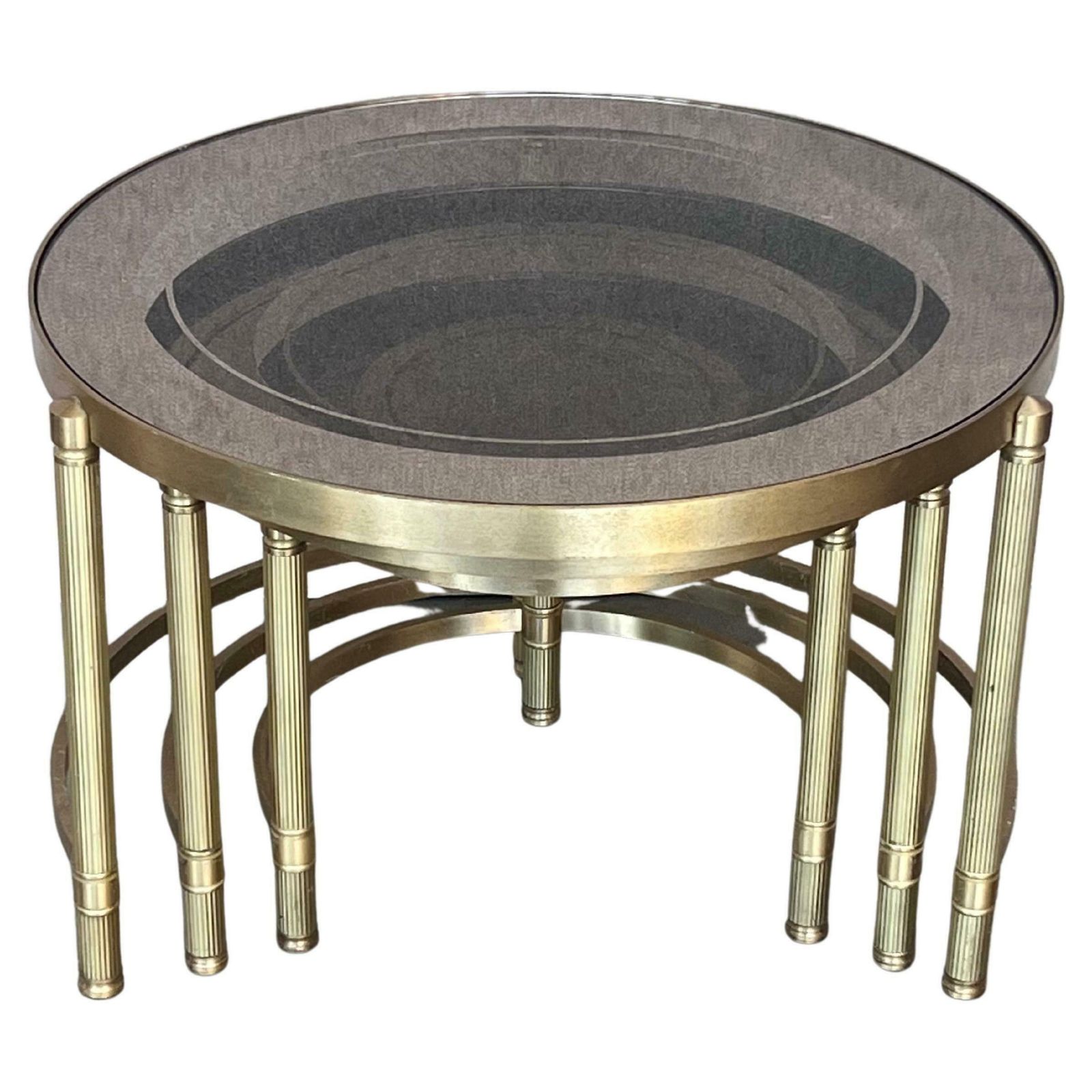 Ensemble de trois tables gigognes rondes en laiton, plateaux en verre fumé rose