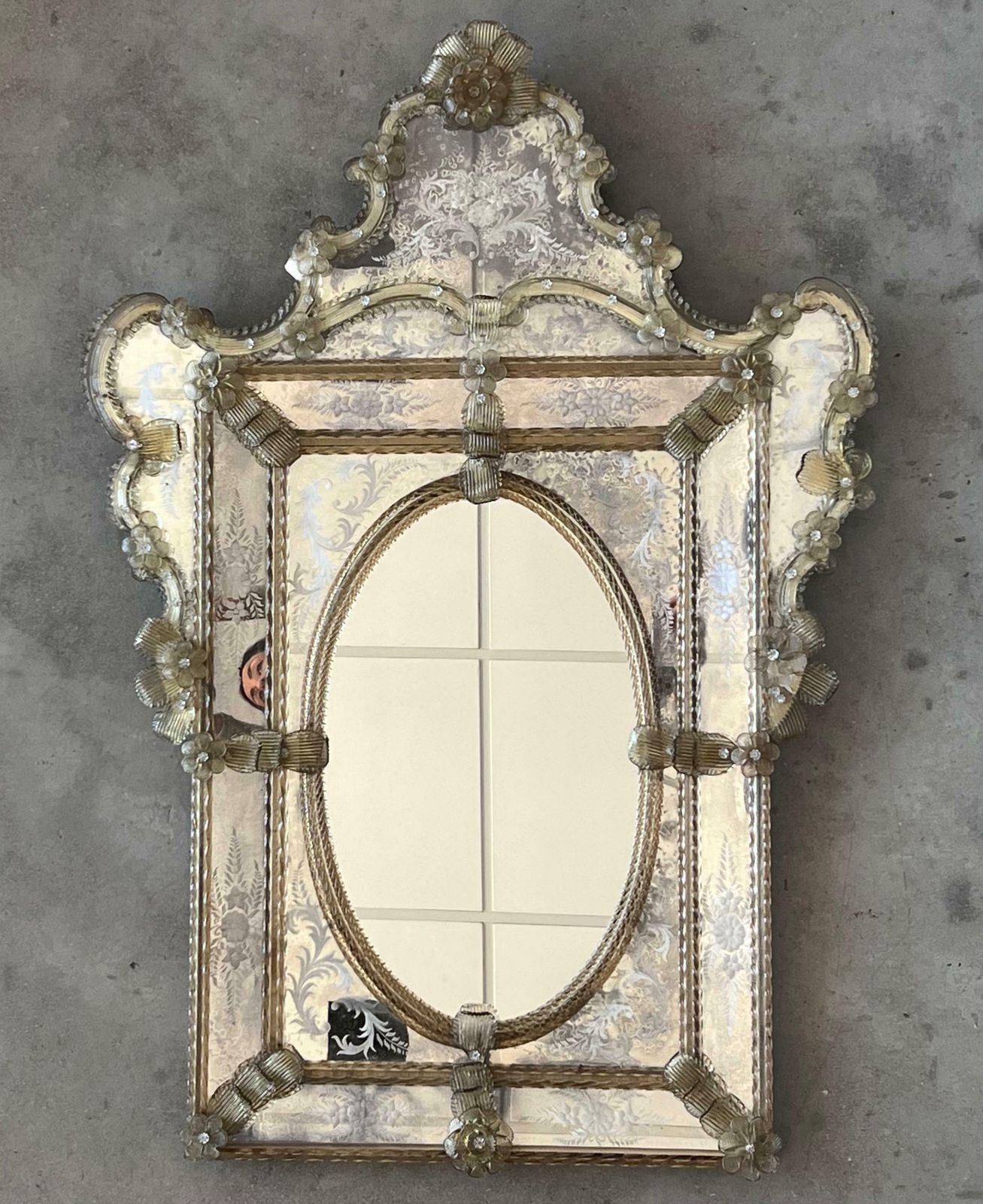 Miroir vénitien rectangulaire à fronton, fait main et argenté à la main, XVIIIe siècle photo Décoration