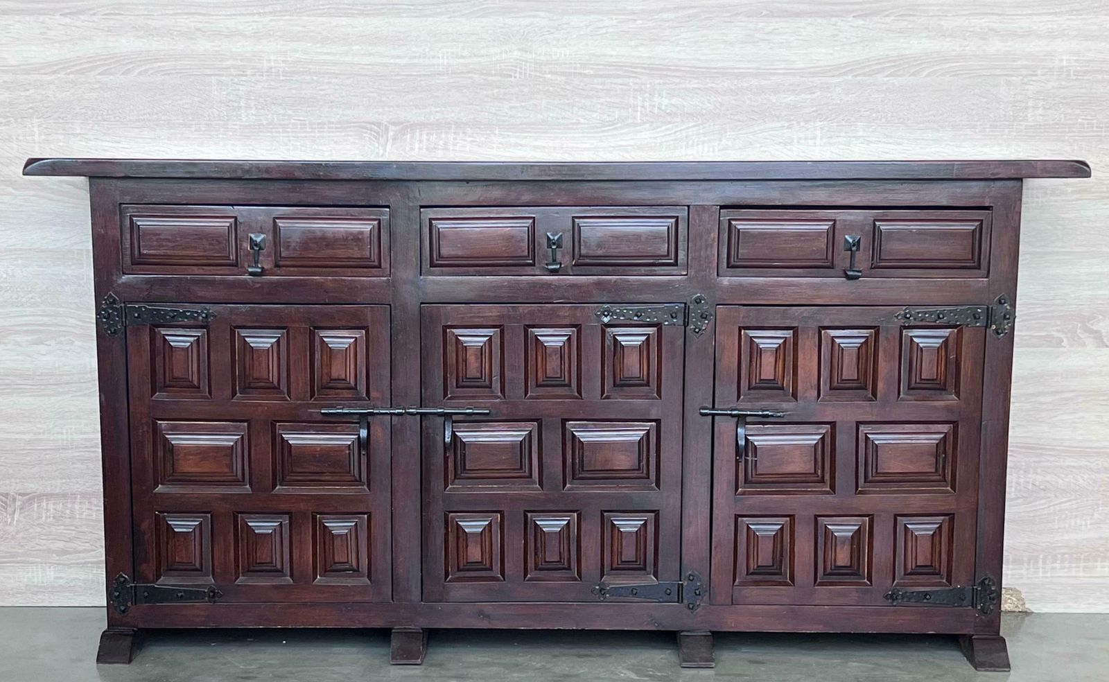 Buffet baroque catalan en noyer sculpté, style toscan, trois tiroirs photo Mobilier
