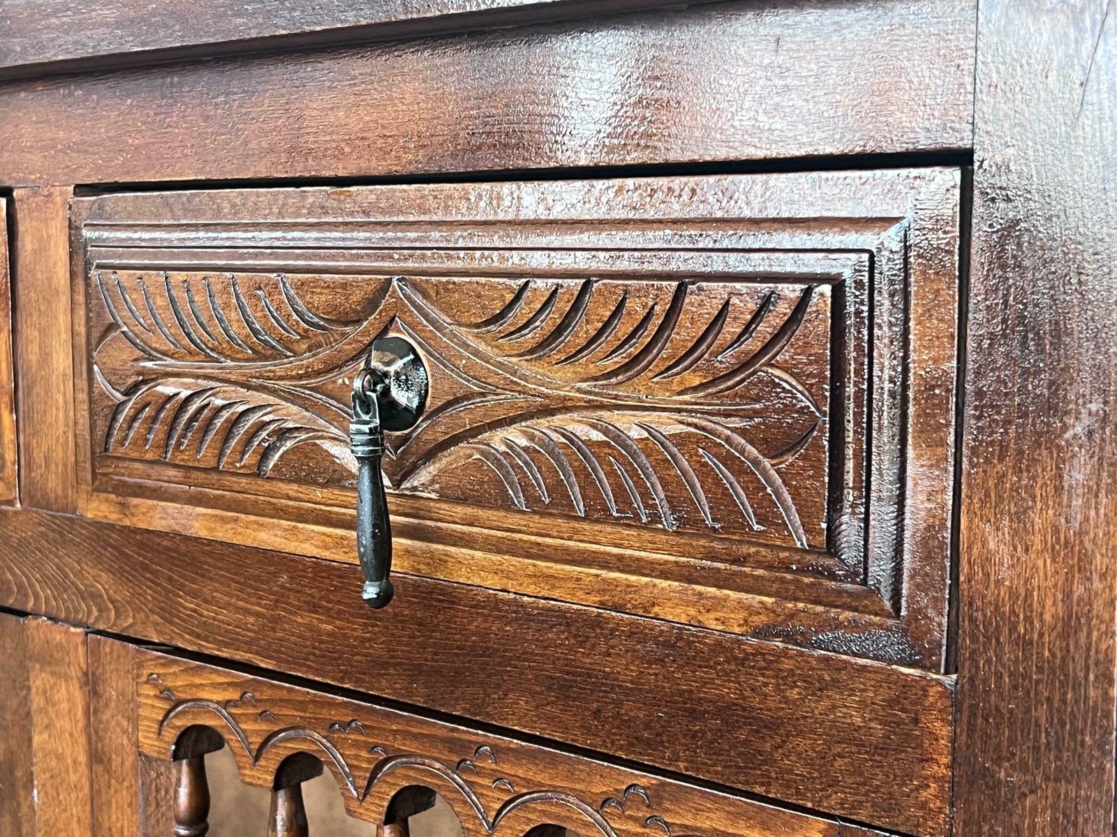 photo for sale Grande crédence baroque catalane en noyer sculpté, XXe siècle