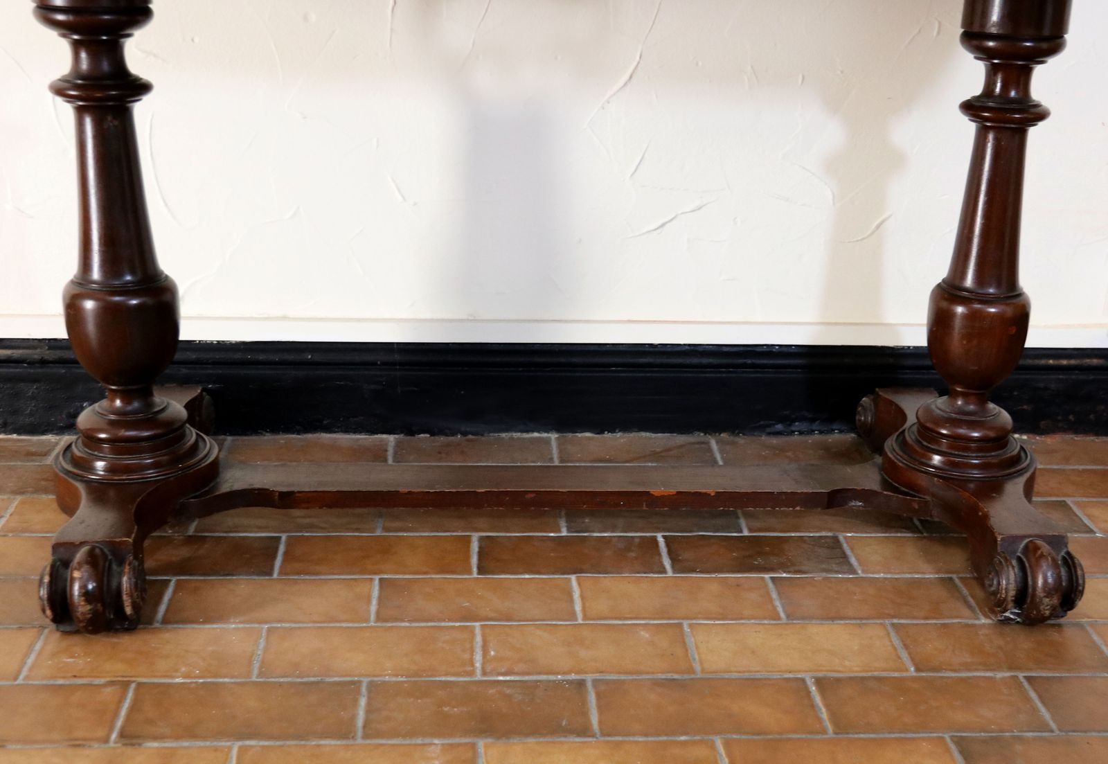 photo vintage A Lovely Late Victorian Mahogany Galleried Side Table.