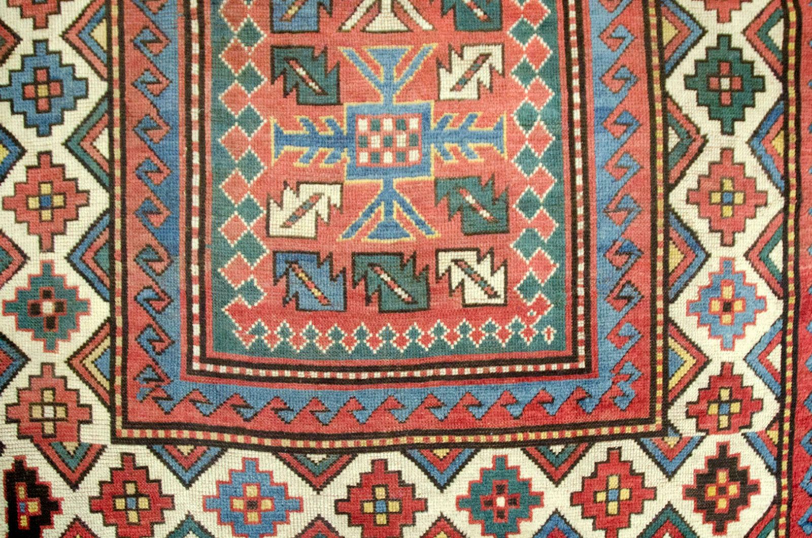 Antique Kazak Rug, South Caucasus, Late 19th Century photo vinterior