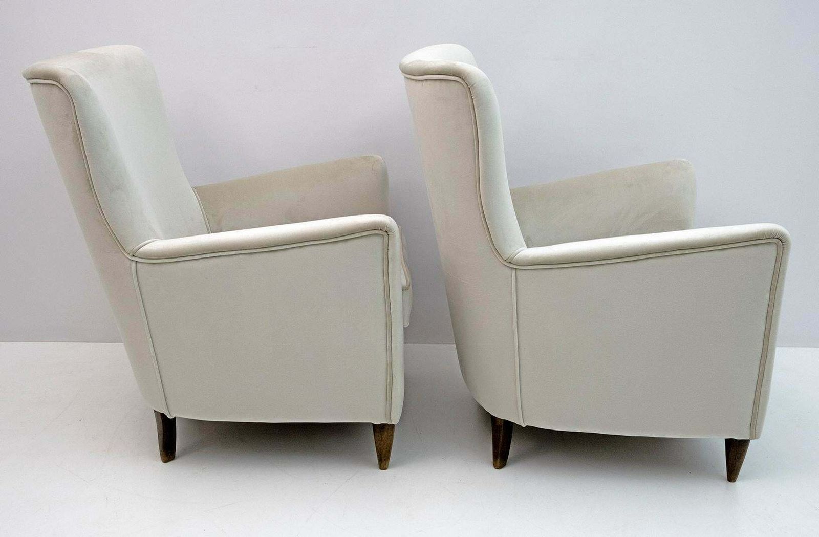 Pair Of Gio Ponti Mid Century Modern Italian Velvet Armchairs For Isa, 1950s photo vinterior