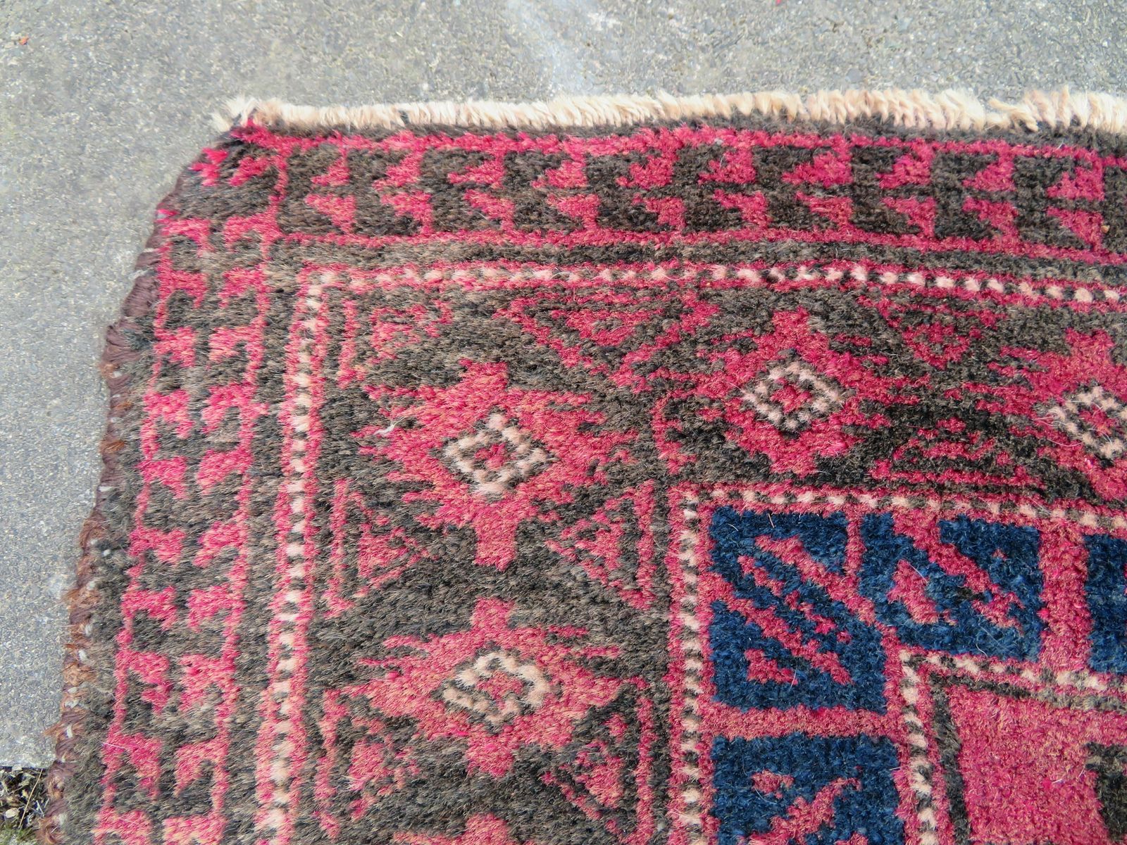 photo vintage Old Afghan Turkmen Seh Mihrab  Kizil Ayak Prayer Rug. 143cm X 90cm.