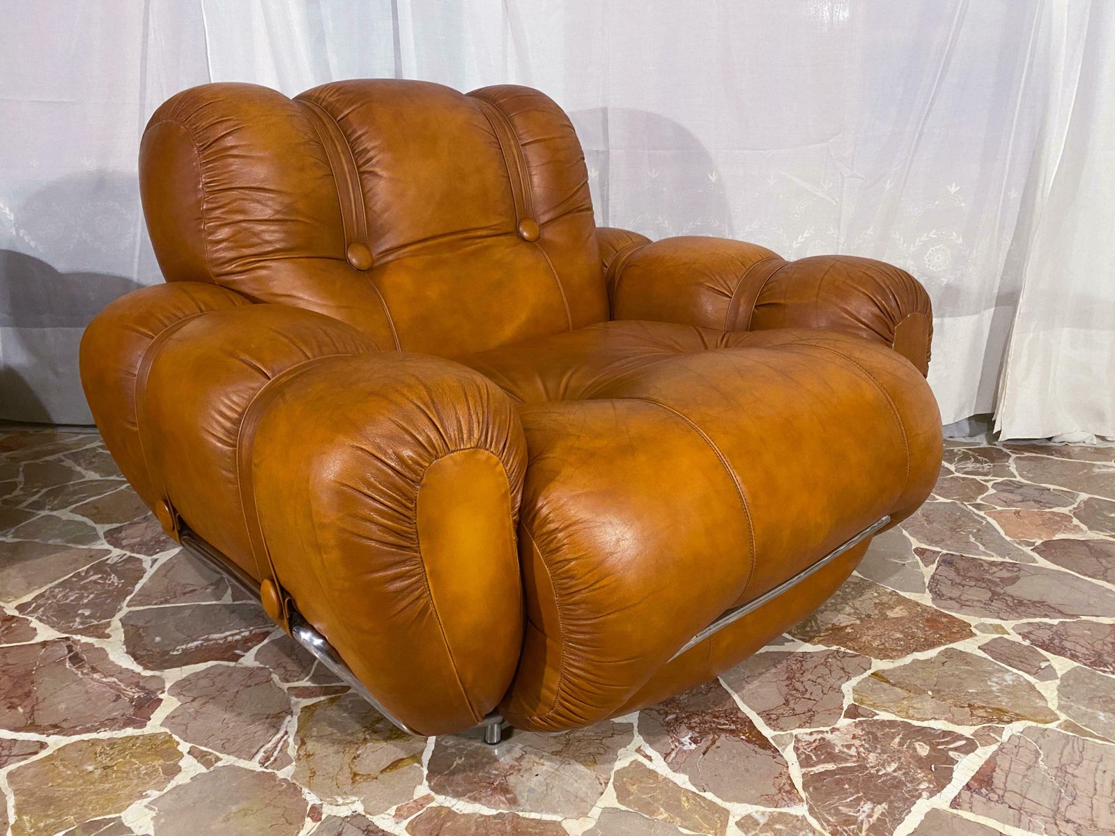 photo vintage Italian Mid Century Natural Leather Space Age Armchairs, 1970s