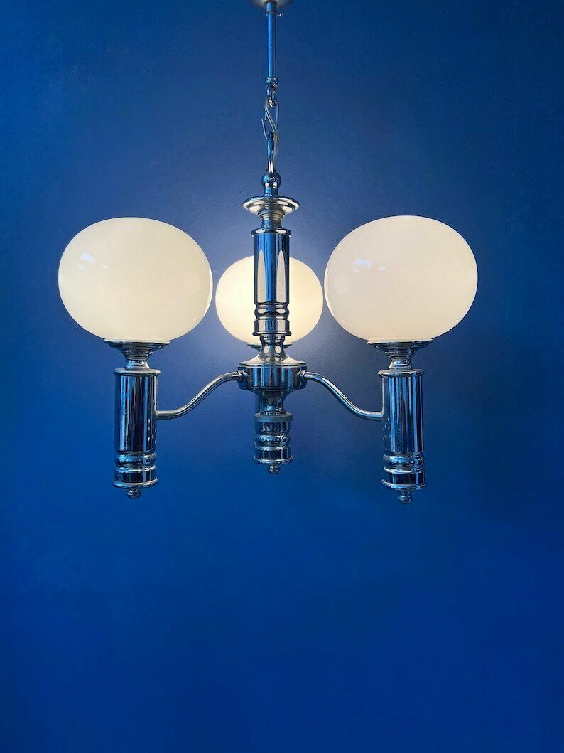 Mid Century Hanglamp Van Wit Opaalglас Met Chromen Frame photo Verlichting
