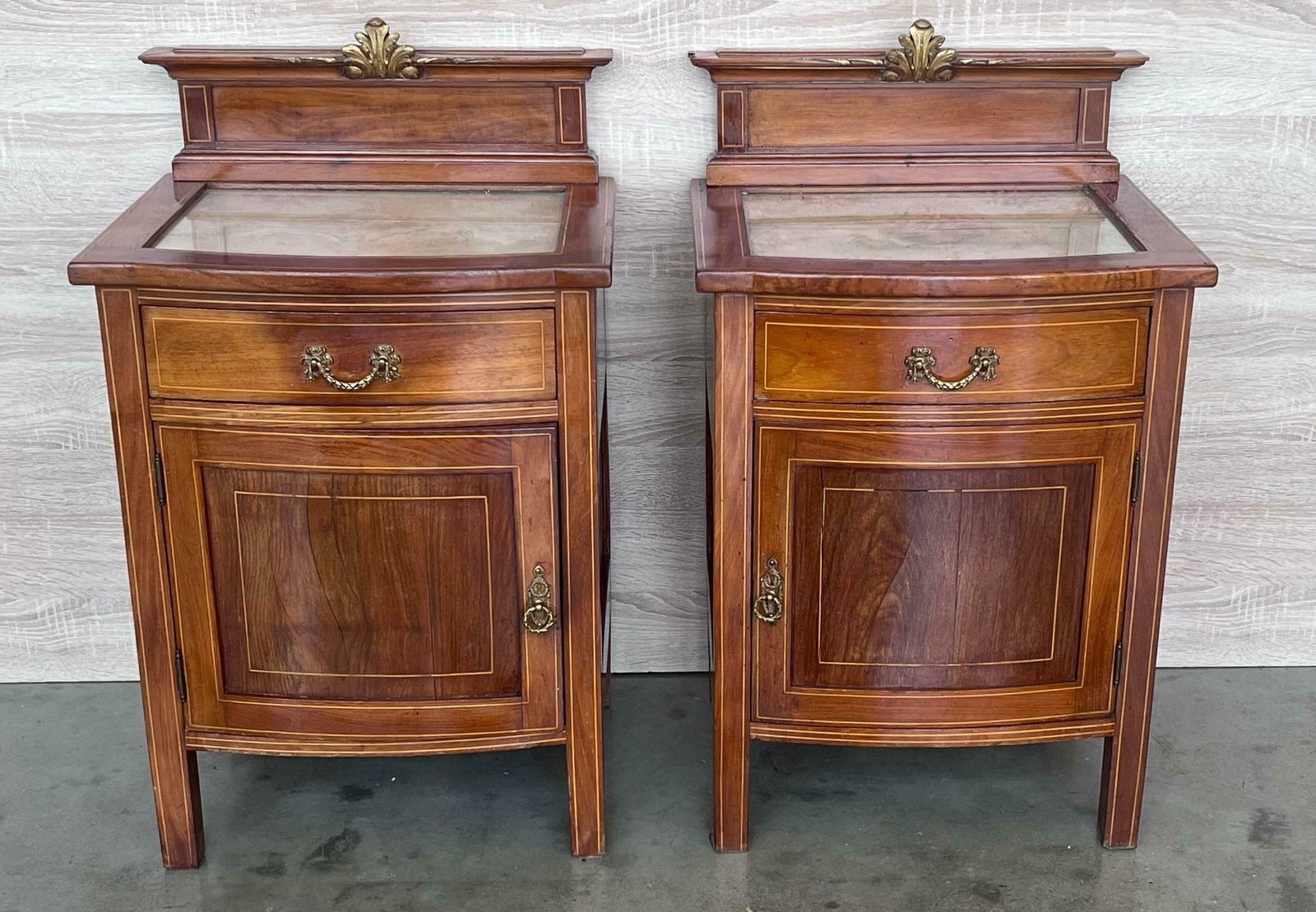Tables de chevet françaises de style Louis XV en bois de citronnier, une porte - paire photo for sale