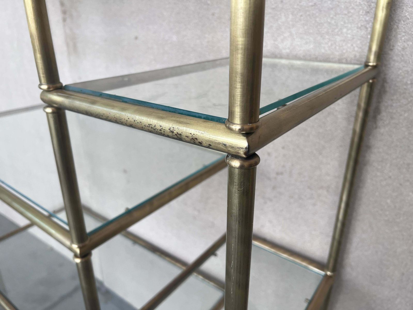 Vintage Brass étagère Arched Glass Display Shelf With Three + Four Shelves photo vinterior