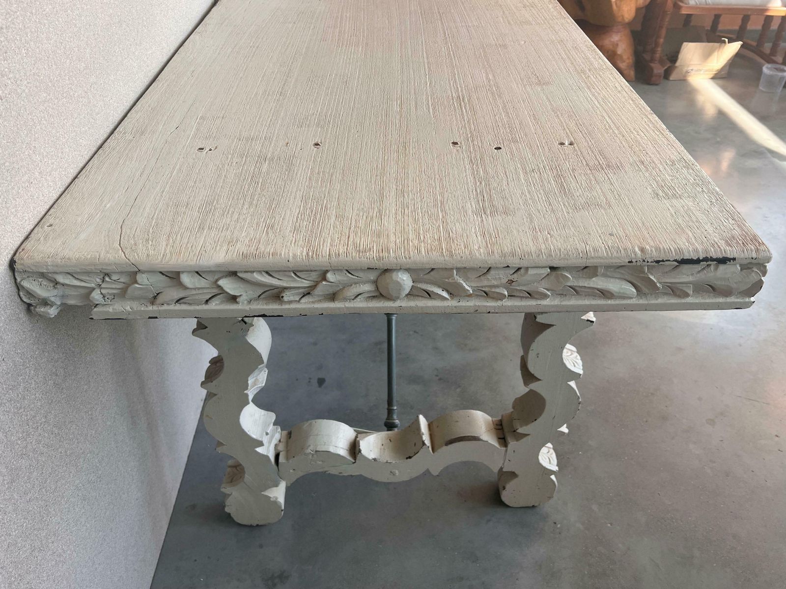 Grande table console ou de milieu, peinte en blanc, pieds en lyre, XIXe siècle photo Mobilier