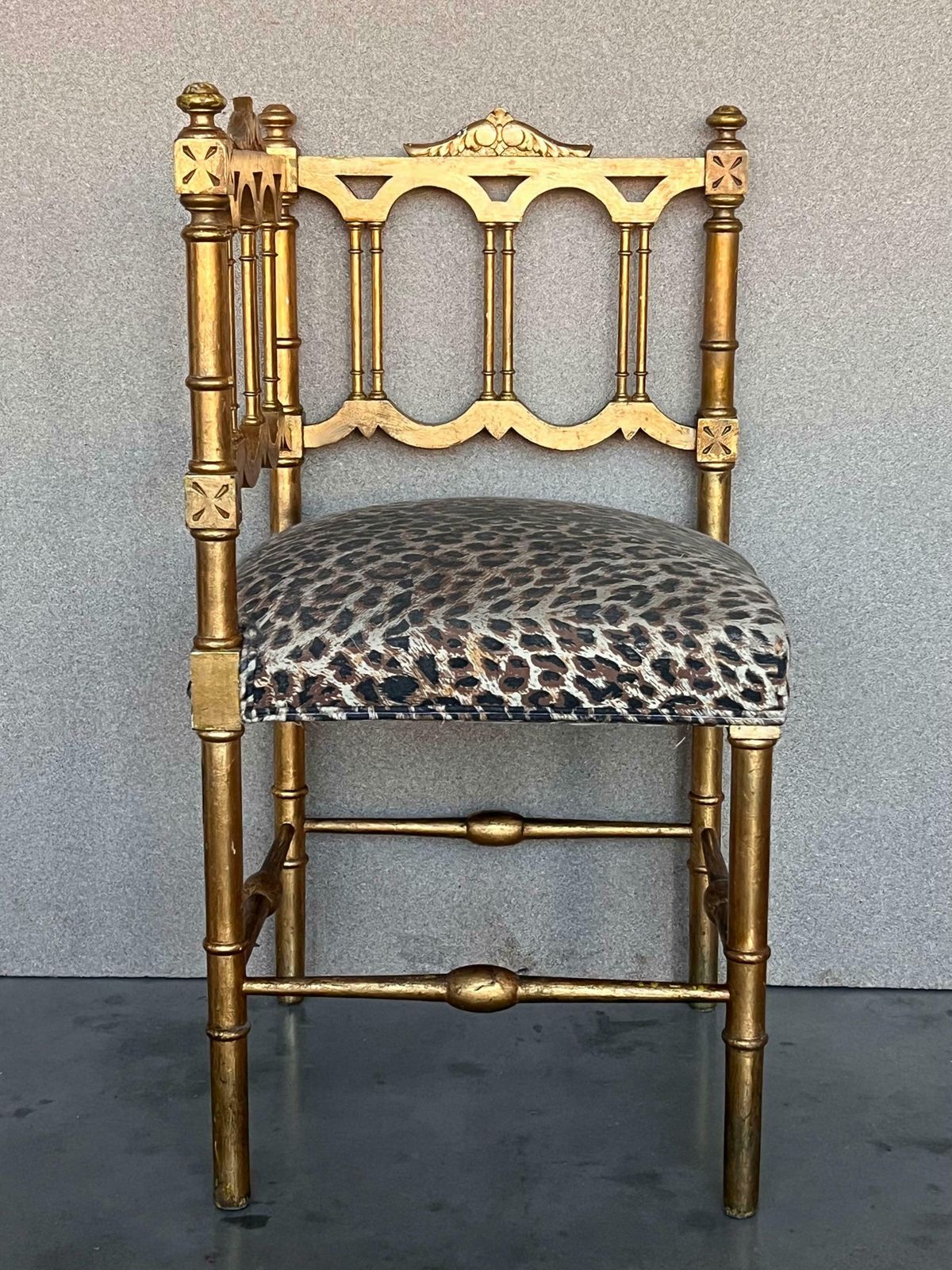 Paire de fauteuils d'angle de style provincial français en bois doré, vers 1900 photo furniture
