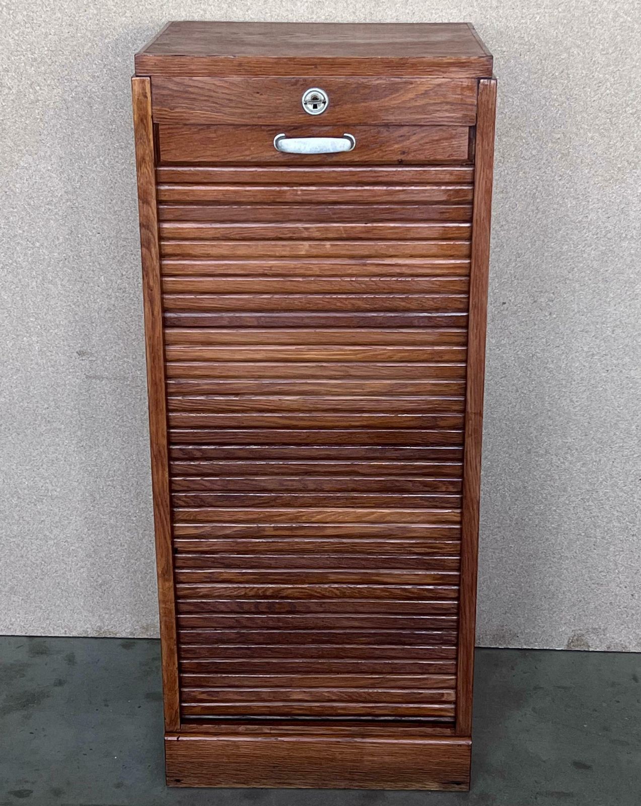 Classeur du début du XXe siècle, une porte à jalousies et cinq étagères photo furniture