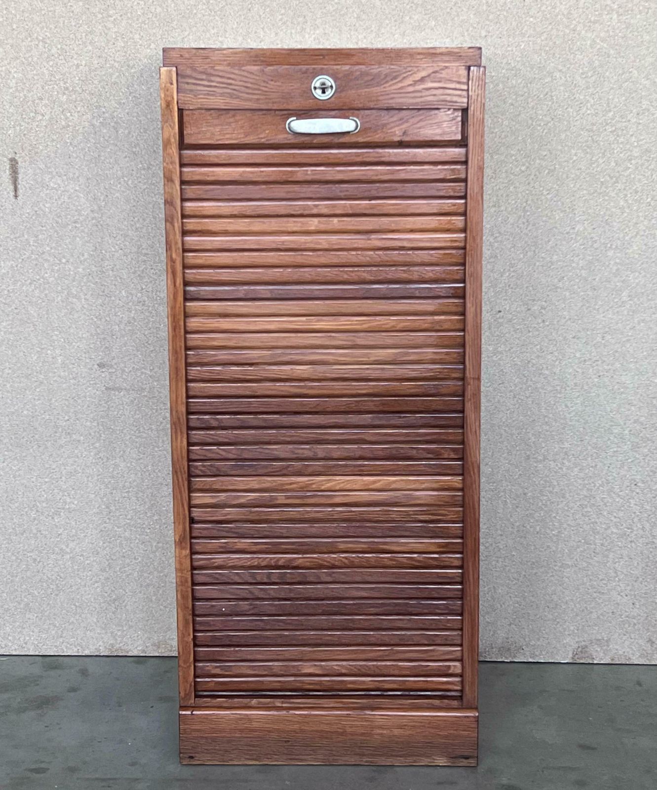 Classeur du début du XXe siècle, une porte à jalousies et cinq étagères photo for sale